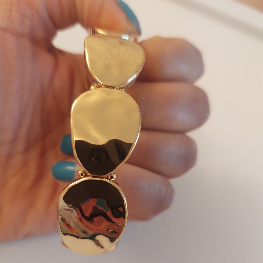 Pressed gold bangle brand new, gorgeous!